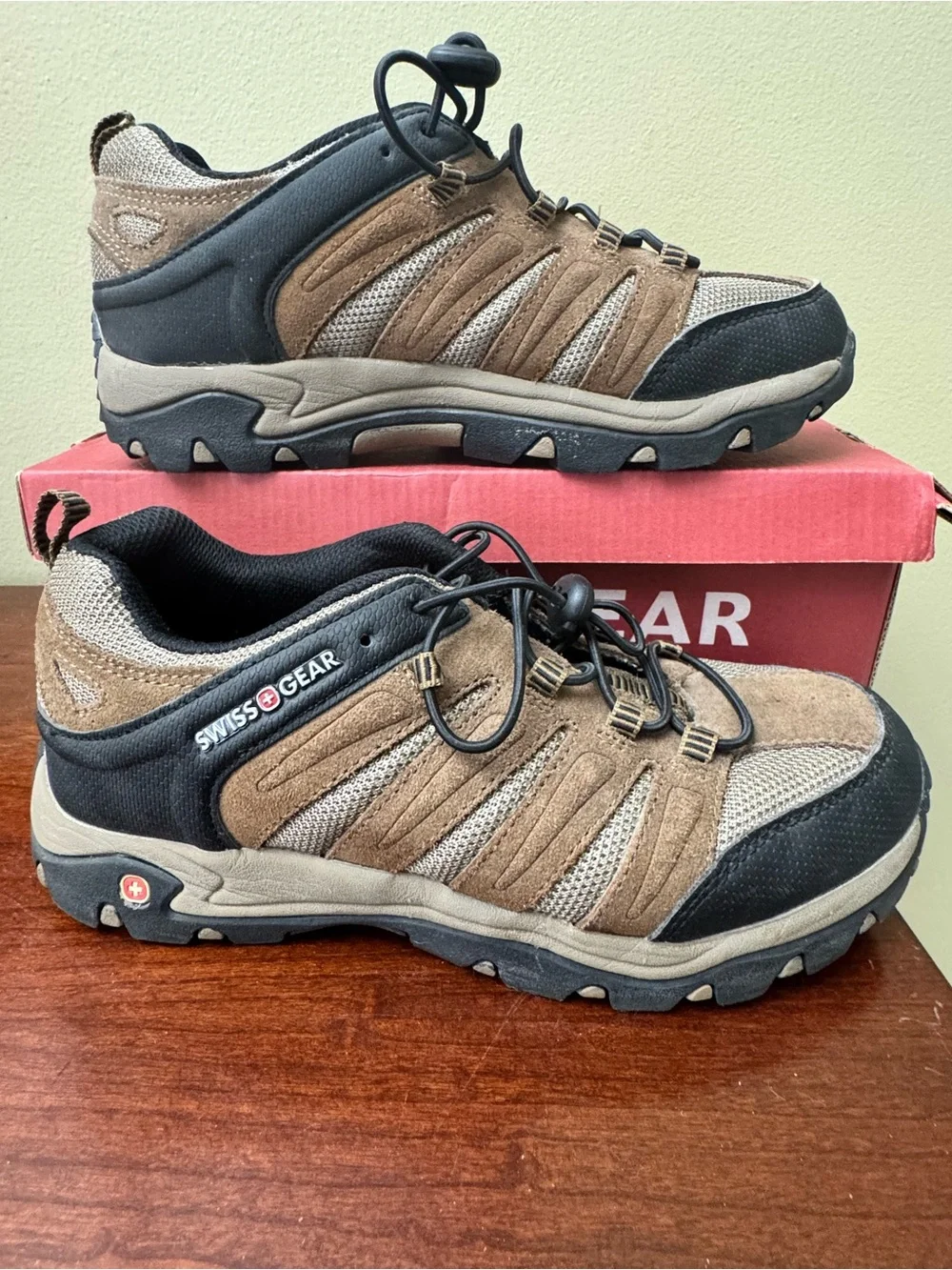 SwissGear Apex Low Hiking Shoes Suede Mesh Youth Boys Sz 6 Brown